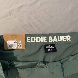 Eddie Bauer Flex Waist Tech Shorts in men’s size XL, color Green
